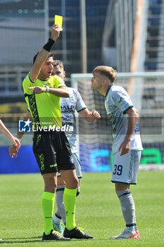 2024-04-13 - The referee Marco Monaldi shows yellow card to Christos Kourfalidis (Feralpisalo') - PISA SC VS FERALPISALò - ITALIAN SERIE B - SOCCER