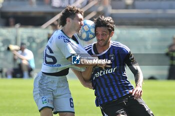 2024-04-13 - Federico Bergonzi (Feralpisalo') and Ernesto Torregrossa (Pisa) fight for the ball - PISA SC VS FERALPISALò - ITALIAN SERIE B - SOCCER