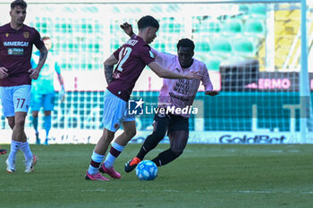 2024-04-27 - Alessandro Bianco (A.C. Reggiana 1919) in action against Claudio Gomes (Palermo F.C.) during the Italian Serie BKT match between Palermo F.C. vs A.C. Reggiana 1919 on 27th April 2024 at the Renzo Barbera stadium in Palermo, Italy - PALERMO FC VS AC REGGIANA - ITALIAN SERIE B - SOCCER