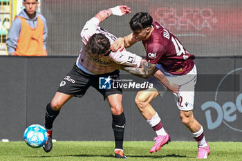 2024-04-27 - Liam Henderson (Palermo F.C.) in action against Alessandro Bianco (A.C. Reggiana 1919) during the Italian Serie BKT match between Palermo F.C. vs A.C. Reggiana 1919 on 27th April 2024 at the Renzo Barbera stadium in Palermo, Italy - PALERMO FC VS AC REGGIANA - ITALIAN SERIE B - SOCCER