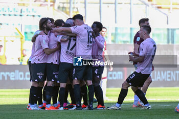 2024-04-27 - Palermo F.C. team hugs Matteo Brunori (Palermo F.C.) after scores a goal during the Italian Serie BKT match between Palermo F.C. vs A.C. Reggiana 1919 on 27th April 2024 at the Renzo Barbera stadium in Palermo, Italy - PALERMO FC VS AC REGGIANA - ITALIAN SERIE B - SOCCER