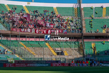 2024-04-27 - A.C. Reggiana 1919 team greets the fans at the end of the match of the Italian Serie BKT match between Palermo F.C. vs A.C. Reggiana 1919 on 27th April 2024 at the Renzo Barbera stadium in Palermo, Italy - PALERMO FC VS AC REGGIANA - ITALIAN SERIE B - SOCCER