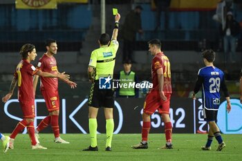 2024-04-26 - The referee Matteo Gualtieri shows yellow card to Simone Pontisso (Catanzaro) - PISA SC VS US CATANZARO - ITALIAN SERIE B - SOCCER