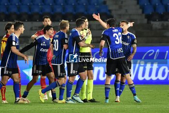 2024-04-26 - Players of Pisa protest to The referee Matteo Gualtieri at the end of the match - PISA SC VS US CATANZARO - ITALIAN SERIE B - SOCCER