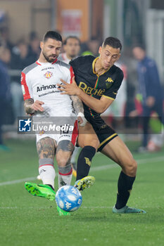 26/04/2024 - Cristian Buonaiuto (Cremonese) in action against Jay Idzes (Venezia) - VENEZIA FC VS US CREMONESE - SERIE B - CALCIO