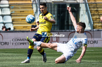 2024-05-04 - Simone Santoro (Modena) and Alessandro Gabrielloni (Como) - MODENA FC VS COMO 1907 - ITALIAN SERIE B - SOCCER