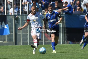 2024-05-04 - Daniele Casiraghi (Sudtirol) thwarted by Marco D'Alessandro (Pisa) - PISA SC VS FC SüDTIROL - ITALIAN SERIE B - SOCCER