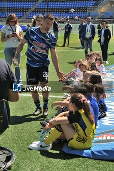 2024-05-04 - Gaetano Masucci (Pisa), in his last appearance wearing Pisa Sporting Club shirt, greets a group of children before the beginning of the match, - PISA SC VS FC SüDTIROL - ITALIAN SERIE B - SOCCER