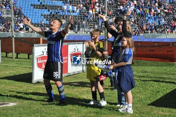 2024-05-04 - Gaetano Masucci (Pisa), in his last appearance wearing Pisa Sporting Club shirt, greets the fans together with his family. - PISA SC VS FC SüDTIROL - ITALIAN SERIE B - SOCCER