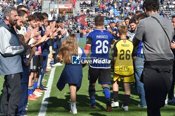 2024-05-04 - Gaetano Masucci (Pisa), in his last appearance wearing Pisa Sporting Club shirt, receives a greeting from his teammates - PISA SC VS FC SüDTIROL - ITALIAN SERIE B - SOCCER