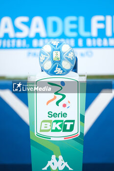 2024-03-02 - Official ball of the match of the Italian Serie B soccer championship match between Brescia Calcio and Palermo FC at Mario Rigamonti Stadium on March 02, 2024, Brixia, Italy. - BRESCIA CALCIO VS PALERMO FC - ITALIAN SERIE B - SOCCER