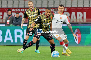2024-04-05 - Davide Diaw of SSC Bari in action against Michele Collocolo of US Cremonese - SSC BARI VS US CREMONESE - ITALIAN SERIE B - SOCCER