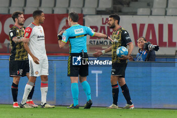 2024-04-05 - Players of US Cremonese and SSC Bari protests with the referee Alberto Santoro of Messina - SSC BARI VS US CREMONESE - ITALIAN SERIE B - SOCCER