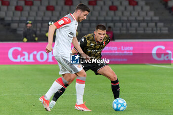 2024-04-05 - Paolo Ghiglione of US Cremonese and Karlo Lulic of SSC Bari - SSC BARI VS US CREMONESE - ITALIAN SERIE B - SOCCER