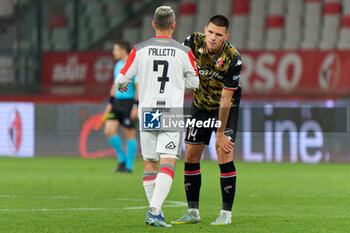 2024-04-05 - Cesar Falletti of US Cremonese and Karlo Lulic of SSC Bari - SSC BARI VS US CREMONESE - ITALIAN SERIE B - SOCCER