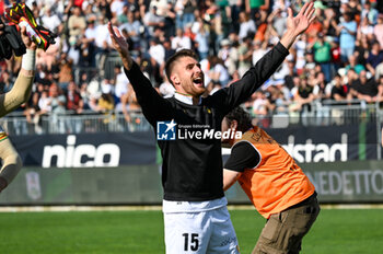 05/05/2024 - Venezia’s Giorgio Altare greets the fans at the end of the match - VENEZIA FC VS FERALPISALò - SERIE B - CALCIO