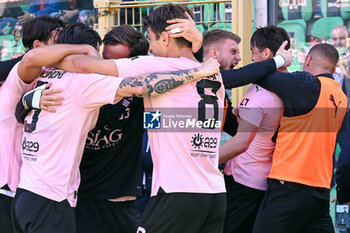 2024-05-05 - Happiness of Palermo F.C. team after Edoardo Soleri (Palermo F.C.) scores a goal during the Italian Serie BKT match between Palermo F.C. vs Ascoli Calcio 1898 F.C. on 5th May 2024 at the Renzo Barbera stadium in Palermo, Italy - PALERMO VS ASCOLI - ITALIAN SERIE B - SOCCER