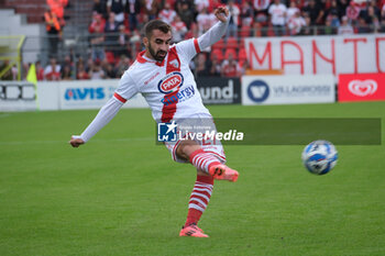 2024-10-06 - Simone Trimboli of Mantova 1911carries the ball during the Italian Serie B soccer championship football match between Mantova Calcio 1911 and Brescia Calcio FC at Danilo Martelli Stadium on October 6, 2024, Mantua, Italy. - MANTOVA 1911 VS BRESCIA CALCIO - ITALIAN SERIE B - SOCCER