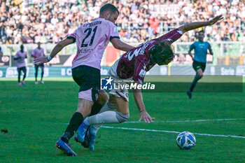 2024-10-06 - Jeremy Le Douaron (Palermo F.C.) in action against Gian Marco Ferrari (Salernitana) during the Italian Serie BKT match between Palermo F.C. vs Salernitana 6th October 2024 at the Renzo Barbera stadium in Palermo, Italy - PALERMO FC VS US SALERNITANA - ITALIAN SERIE B - SOCCER