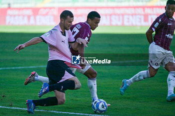 2024-10-06 - Jeremy Le Douaron (Palermo F.C.) in action against Lilian Njoh (Salernitana) during the Italian Serie BKT match between Palermo F.C. vs Salernitana 6th October 2024 at the Renzo Barbera stadium in Palermo, Italy - PALERMO FC VS US SALERNITANA - ITALIAN SERIE B - SOCCER