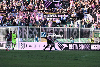 2024-10-06 - Gian Marco Ferrari (Salernitana) in action against during the Italian Serie BKT match between Palermo F.C. vs Salernitana 6th October 2024 at the Renzo Barbera stadium in Palermo, Italy - PALERMO FC VS US SALERNITANA - ITALIAN SERIE B - SOCCER