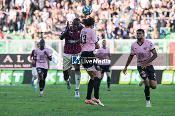 2024-10-06 - Simeon Tochukwu Nwanko (Salernitana) overhead kick the bal in action against Dīmītrīs Nikolaou (Palermo F.C.) during the Italian Serie BKT match between Palermo F.C. vs Salernitana 6th October 2024 at the Renzo Barbera stadium in Palermo, Italy - PALERMO FC VS US SALERNITANA - ITALIAN SERIE B - SOCCER