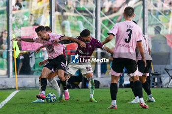 2024-10-06 - Valerio Verre (Palermo F.C.) in action against Petar Stojanovic (Salernitana) during the Italian Serie BKT match between Palermo F.C. vs Salernitana 6th October 2024 at the Renzo Barbera stadium in Palermo, Italy - PALERMO FC VS US SALERNITANA - ITALIAN SERIE B - SOCCER