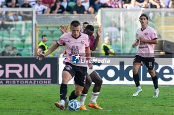 2024-10-06 - Yayah Kallon (Salernitana) in action against Kristoffer Lund Hansen (Palermo F.C.) during the Italian Serie BKT match between Palermo F.C. vs Salernitana 6th October 2024 at the Renzo Barbera stadium in Palermo, Italy - PALERMO FC VS US SALERNITANA - ITALIAN SERIE B - SOCCER