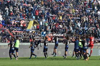 2024-10-05 - Players of Pisa celebrate with their fans - AC PISA VS CESENA FC - ITALIAN SERIE B - SOCCER