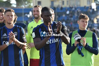 2024-10-05 - Idrissa Toure' (Pisa) greets fans of Pisa at the end of the match - AC PISA VS CESENA FC - ITALIAN SERIE B - SOCCER