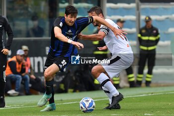 2024-10-05 - Stefano Moreo (Pisa) thwarted by Giuseppe Prestia (Cesena) - AC PISA VS CESENA FC - ITALIAN SERIE B - SOCCER