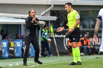 2024-10-05 - Head coach of Pisa Filippo Inzaghi talks to The referee Paride Tremolada - AC PISA VS CESENA FC - ITALIAN SERIE B - SOCCER