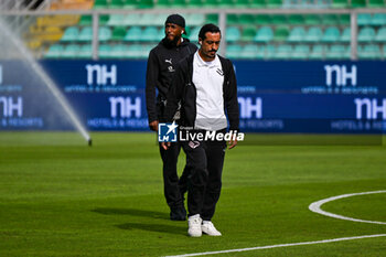 2024-10-26 - Palermo F.C. team check the field during the Italian Serie BKT match between Palermo F.C. vs A.C. Reggiana 1919 on 26th October 2024 at the Renzo Barbera stadium in Palermo, Italy - PALERMO FC VS AC REGGIANA - ITALIAN SERIE B - SOCCER