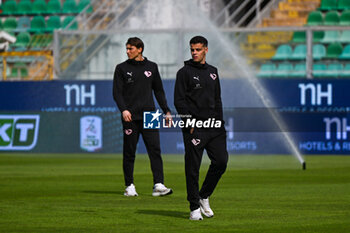 2024-10-26 - Palermo F.C. team check the field during the Italian Serie BKT match between Palermo F.C. vs A.C. Reggiana 1919 on 26th October 2024 at the Renzo Barbera stadium in Palermo, Italy - PALERMO FC VS AC REGGIANA - ITALIAN SERIE B - SOCCER