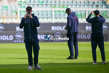 2024-10-26 - A.C. Reggiana 1919 team check the field during the Italian Serie BKT match between Palermo F.C. vs A.C. Reggiana 1919 on 26th October 2024 at the Renzo Barbera stadium in Palermo, Italy - PALERMO FC VS AC REGGIANA - ITALIAN SERIE B - SOCCER