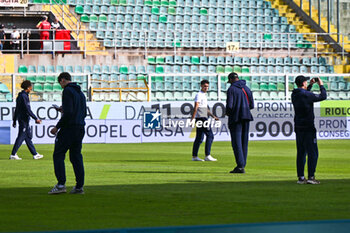 2024-10-26 - A.C. Reggiana 1919 team check the field during the Italian Serie BKT match between Palermo F.C. vs A.C. Reggiana 1919 on 26th October 2024 at the Renzo Barbera stadium in Palermo, Italy - PALERMO FC VS AC REGGIANA - ITALIAN SERIE B - SOCCER