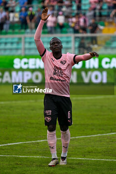 2024-10-26 - Claudio Gomes (Palermo F.C.) greets the fans at the end of the match of the Italian Serie BKT match between Palermo F.C. vs A.C. Reggiana 1919 on 26th October 2024 at the Renzo Barbera stadium in Palermo, Italy - PALERMO FC VS AC REGGIANA - ITALIAN SERIE B - SOCCER