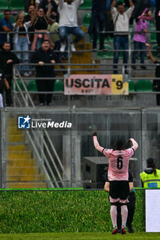 2024-10-26 - Claudio Gomes (Palermo F.C.) greets the fans at the end of the match of the Italian Serie BKT match between Palermo F.C. vs A.C. Reggiana 1919 on 26th October 2024 at the Renzo Barbera stadium in Palermo, Italy - PALERMO FC VS AC REGGIANA - ITALIAN SERIE B - SOCCER