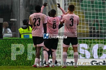 2024-10-26 - Claudio Gomes (Palermo F.C.) and other Palermo F.C. players greets the fans at the end of the match of the Italian Serie BKT match between Palermo F.C. vs A.C. Reggiana 1919 on 26th October 2024 at the Renzo Barbera stadium in Palermo, Italy - PALERMO FC VS AC REGGIANA - ITALIAN SERIE B - SOCCER