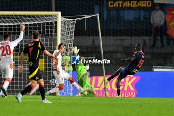 2024-10-30 - Idrissa Toure' (Pisa) scores a goal, but The referee Daniele Perenzoni disallowed - AC PISA VS US CATANZARO - ITALIAN SERIE B - SOCCER