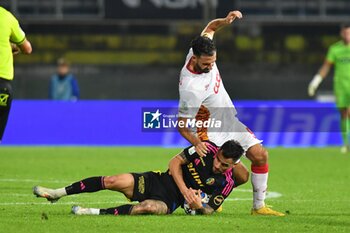 2024-10-30 - Marius Marin (Pisa) thwarted by Pietro Iemmello (Catanzaro) - AC PISA VS US CATANZARO - ITALIAN SERIE B - SOCCER