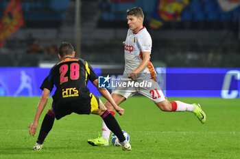 2024-10-30 - Marco Pompetti (Catanzaro) thwarted by Oliver Abildgaard Nielsen (Pisa) - AC PISA VS US CATANZARO - ITALIAN SERIE B - SOCCER