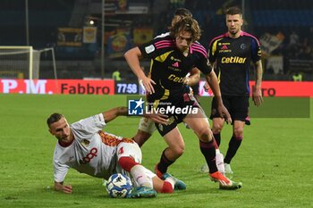 2024-10-30 - Alexander Lind (Pisa) thwarted byStefano Scognamillo (Catanzaro) - AC PISA VS US CATANZARO - ITALIAN SERIE B - SOCCER