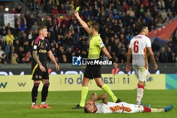 2024-10-30 - The referee Daniele Perenzoni shows yellow card to Nicholas Bonfanti (Pisa) - AC PISA VS US CATANZARO - ITALIAN SERIE B - SOCCER