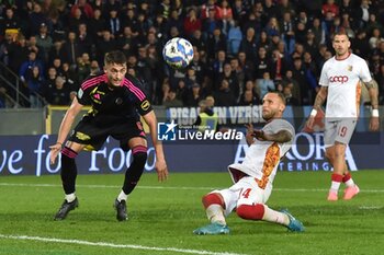 2024-10-30 - Simone Canestrelli (Pisa) thwarted by Stefano Scognamillo (Catanzaro) - AC PISA VS US CATANZARO - ITALIAN SERIE B - SOCCER