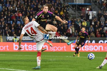 2024-10-30 - Tackle by Stefano Scognamillo (Catanzaro) and Alexander Lind (Pisa) - AC PISA VS US CATANZARO - ITALIAN SERIE B - SOCCER