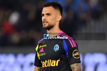 2024-10-30 - Marius Marin (Pisa) enters the field wearing the special shirt, named -Black Special Edition- - AC PISA VS US CATANZARO - ITALIAN SERIE B - SOCCER