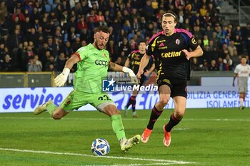 2024-10-30 - Mirko Pigliacelli (Catanzaro) thwarted by Alexander Lind (Pisa) - AC PISA VS US CATANZARO - ITALIAN SERIE B - SOCCER