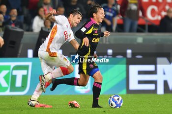 2024-10-30 - Emanuel Vignato (Pisa)thwarted by Nicolo' Brighenti (Catanzaro) - AC PISA VS US CATANZARO - ITALIAN SERIE B - SOCCER