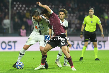 2024-10-29 - Giuseppe Prestia of Cesena FC competes for the ball with Giulio Maggiore of US Salernitana 1937 during the Soccer BKT between US Salernitana 1919 vs Cesena FC at Arechi Stadium - US SALERNITANA VS CESENA FC - ITALIAN SERIE B - SOCCER